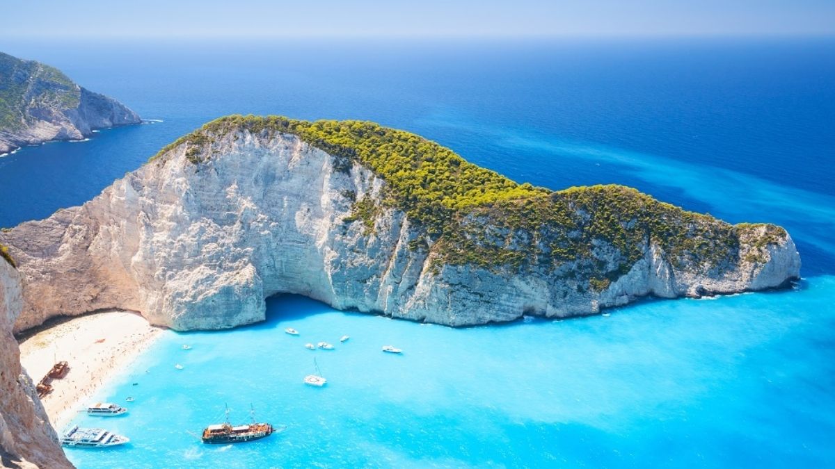 Turist român șocat de comportamentul conaționalilor în Grecia. Imagine cu o plajă din Grecia
