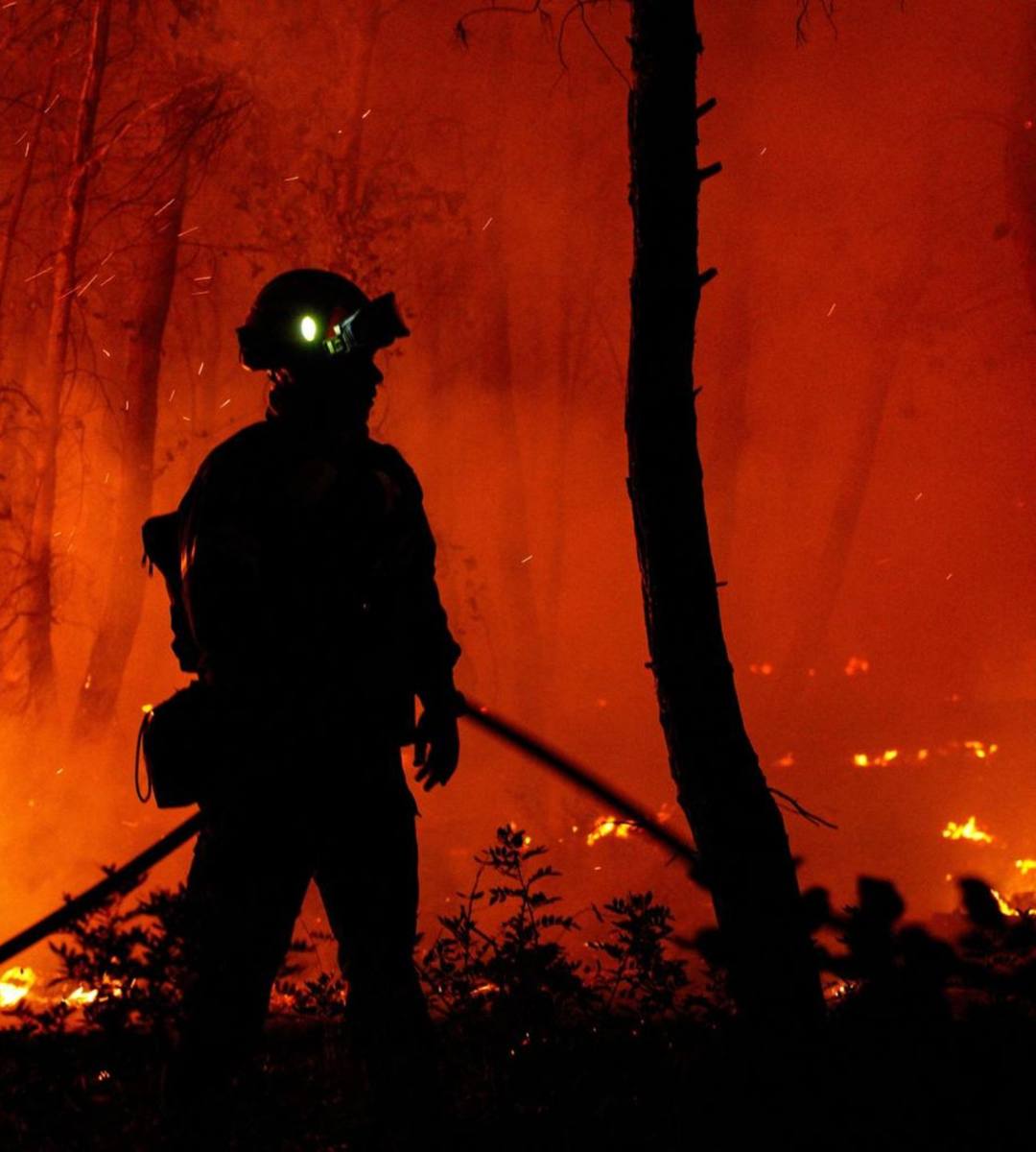 Ministerul Afacerilor Externe avertizează urgent împotriva călătoriilor în 5 țări populare. În imagine, un pompier stinge un incendiu de vegetație
