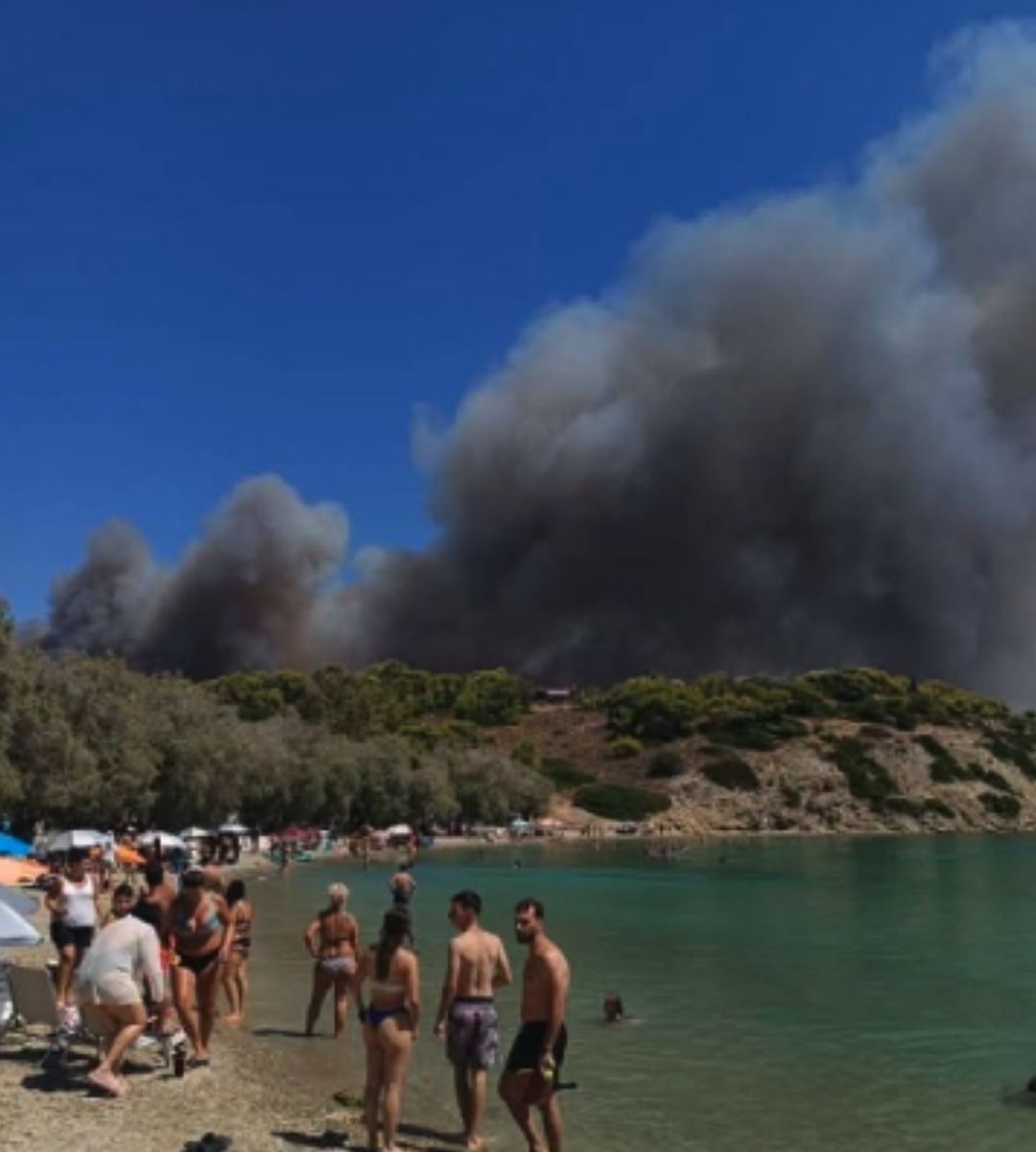 Incendiu devastator pe o insulă turistică populară. În imagine, efectele incendiului din Salamina