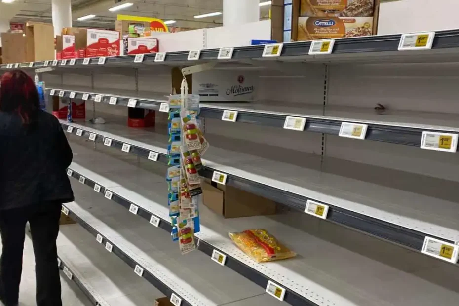 Un cunoscut lanț de magazine dispare din Germania. În imagine, un magazin cu rafturi goale