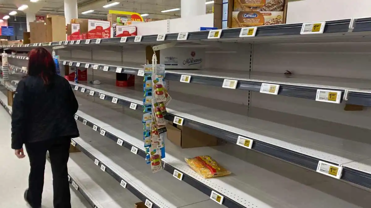 Un cunoscut lanț de magazine dispare din Germania. În imagine, un magazin cu rafturi goale