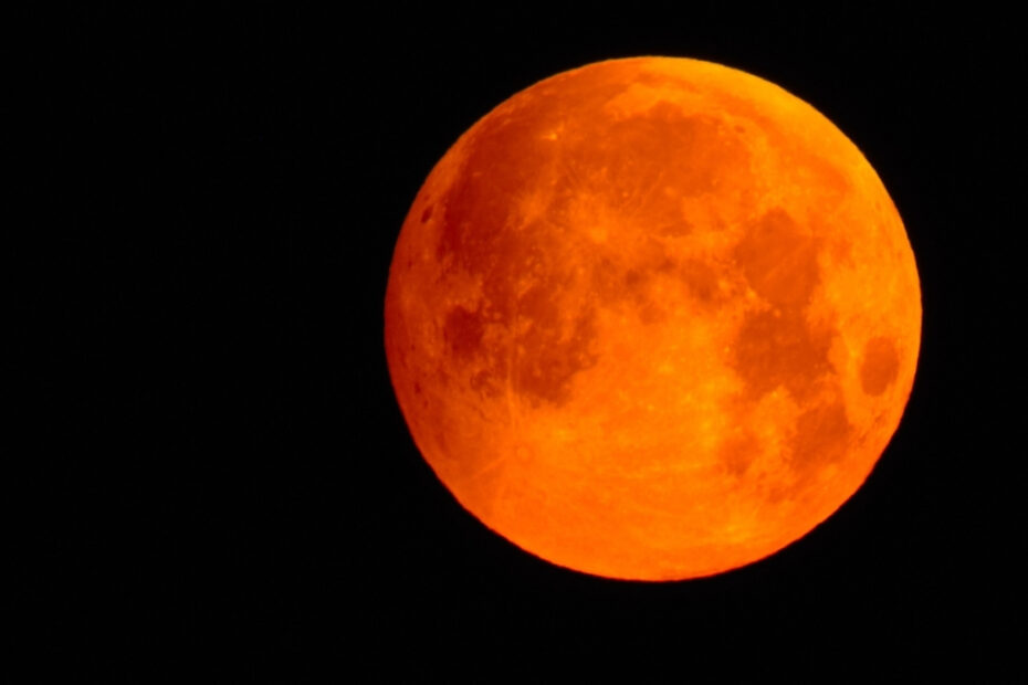 Eclipsa de Lună în Europa. Imagine ilustrativă cu Luna de culoare roșiatică - foto DepositPhotos.com