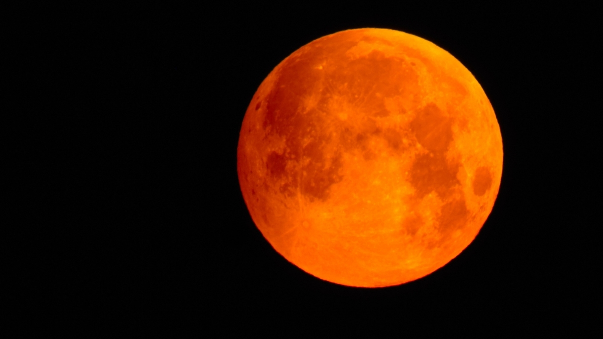Eclipsa de Lună în Europa. Imagine ilustrativă cu Luna de culoare roșiatică - foto DepositPhotos.com