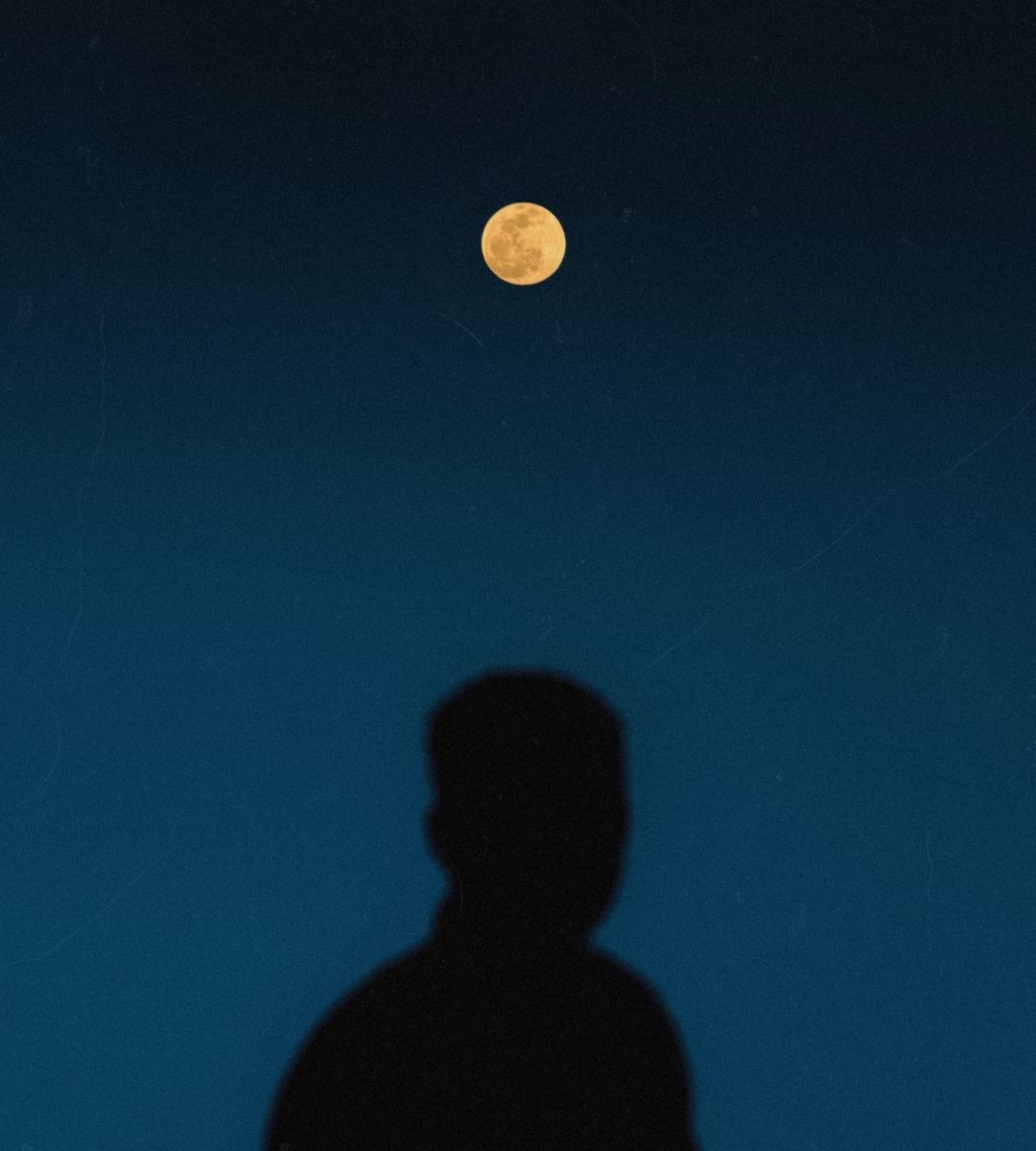 Eclipsa de Lună în Europa. Imagine ilustrativă cu o persoană privind Luna
