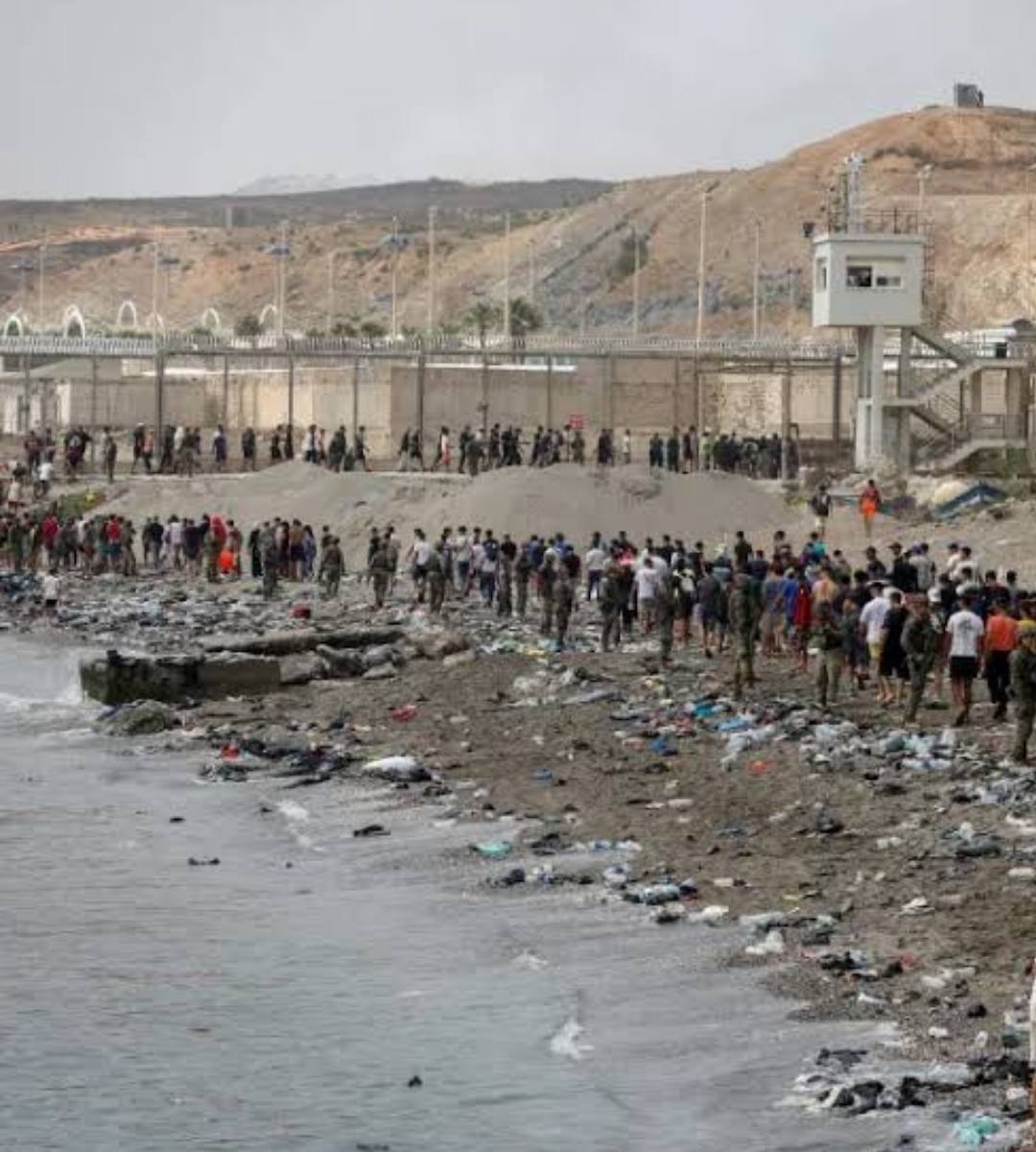 Un partid german vrea să-i aducă în Germania pe migranții din Ceuta. În imagine, un grup de imigranți ajunși ilegal în Ceuta