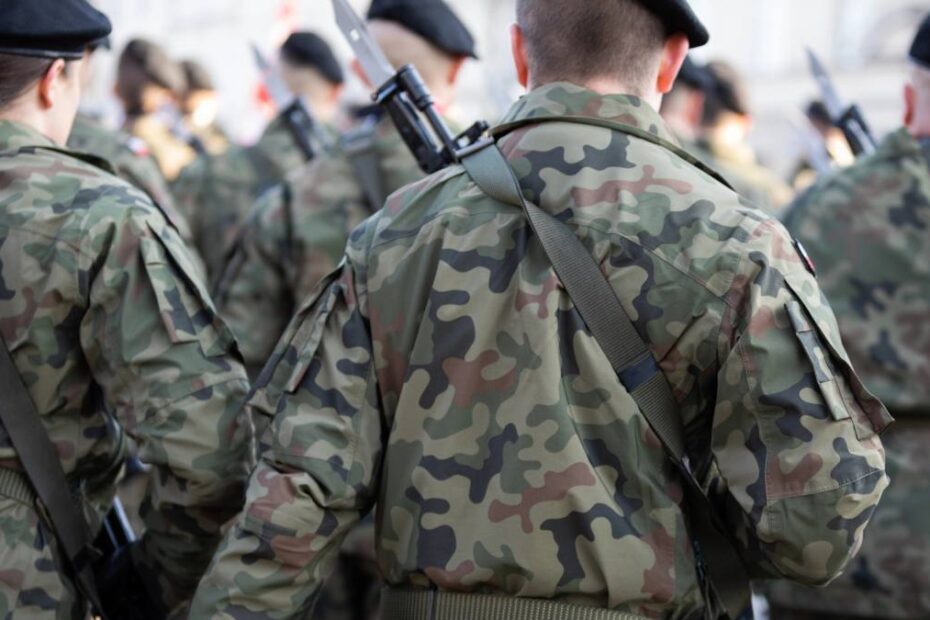 O țară europeană introduce de astăzi serviciul militar obligatoriu de 11 luni. În imagine, soldați în marș