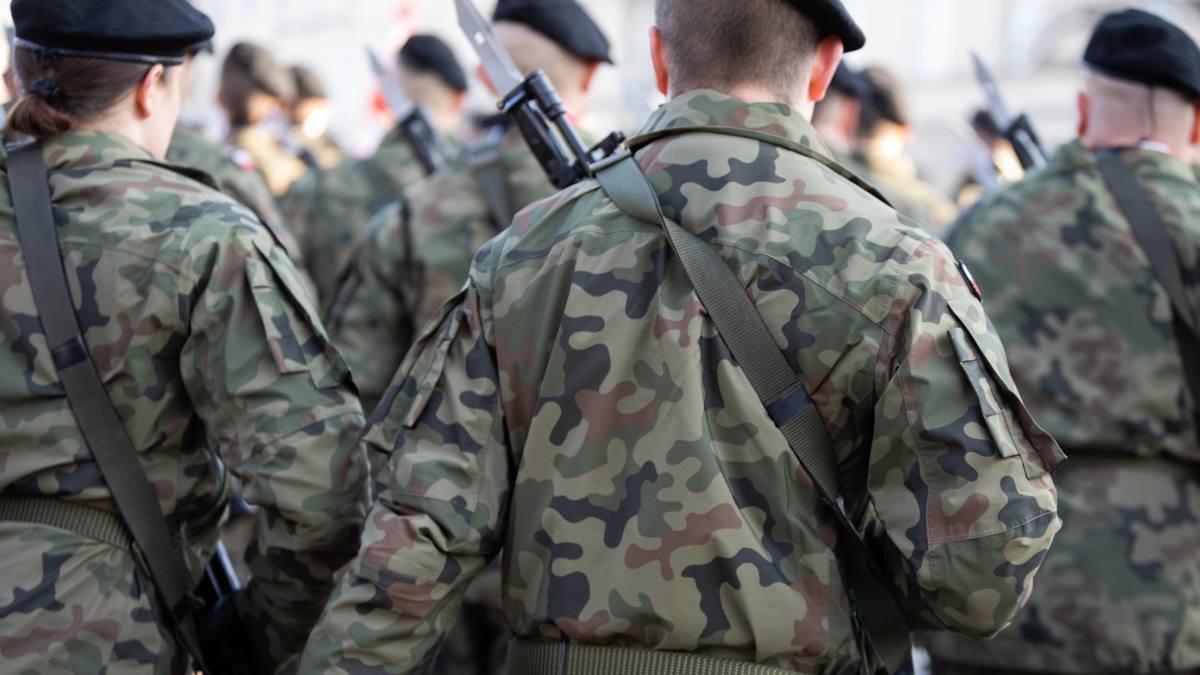 O țară europeană introduce de astăzi serviciul militar obligatoriu de 11 luni. În imagine, soldați în marș