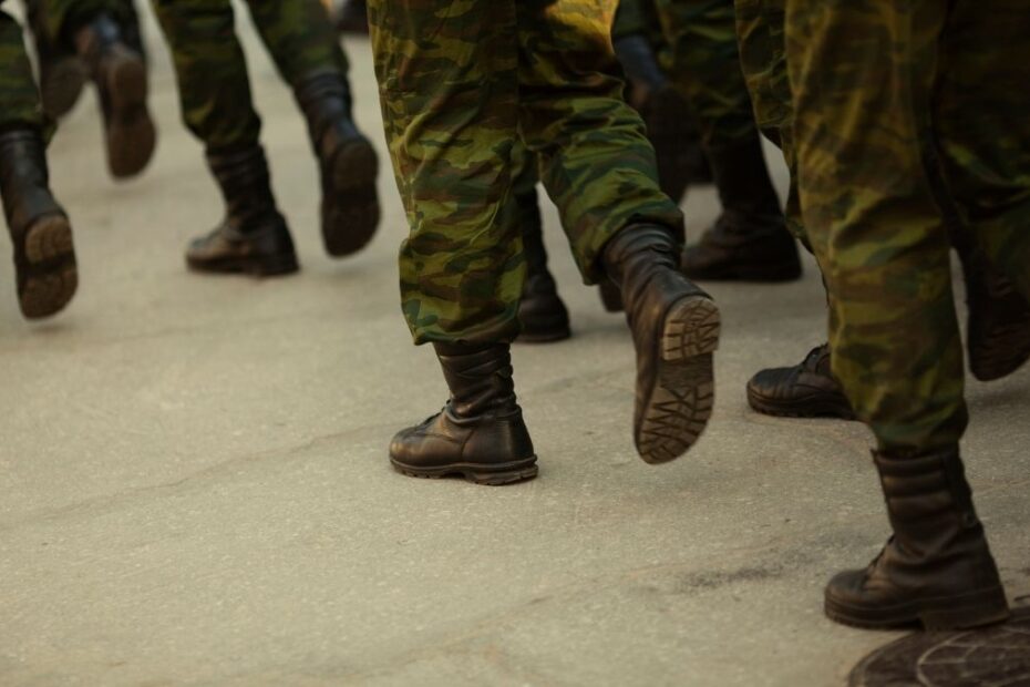 Dacă soldații lui Putin aud acest cuvânt, sunt morți. Imagine ilustrativă cu militari