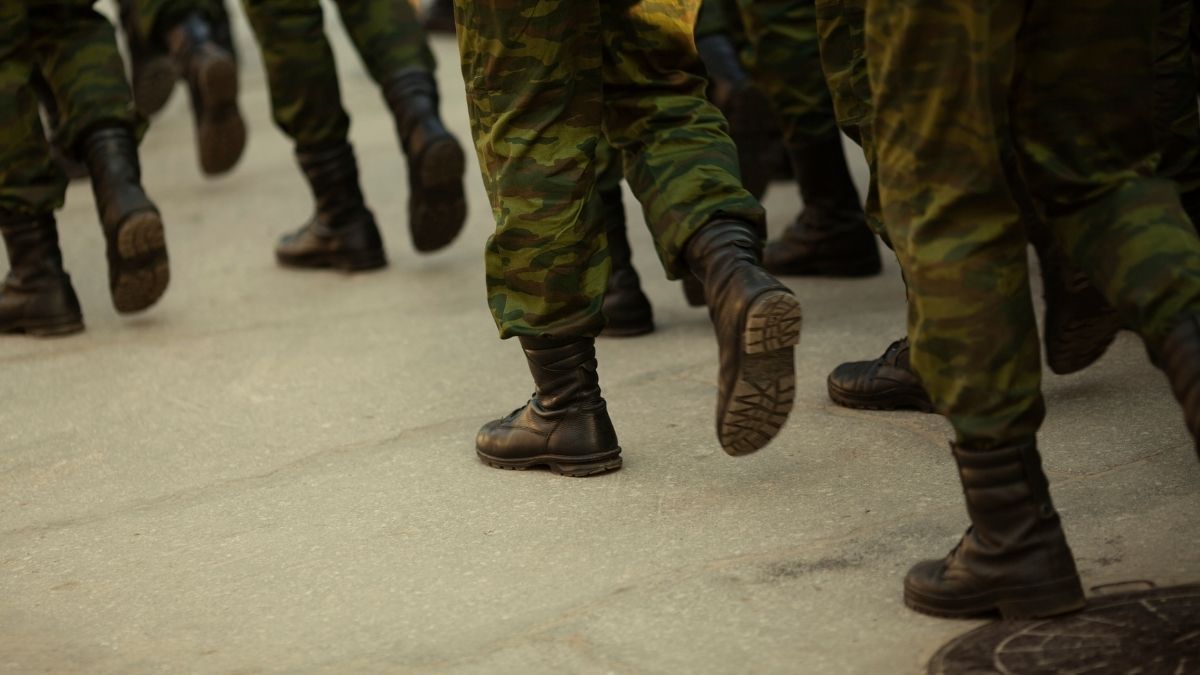 Dacă soldații lui Putin aud acest cuvânt, sunt morți. Imagine ilustrativă cu militari