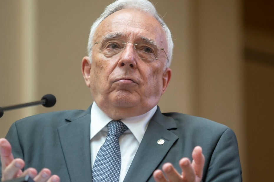 Mugur Isărescu despre trecerea României la euro. În imagine, guvernatorul BNR Mugur Isărescu