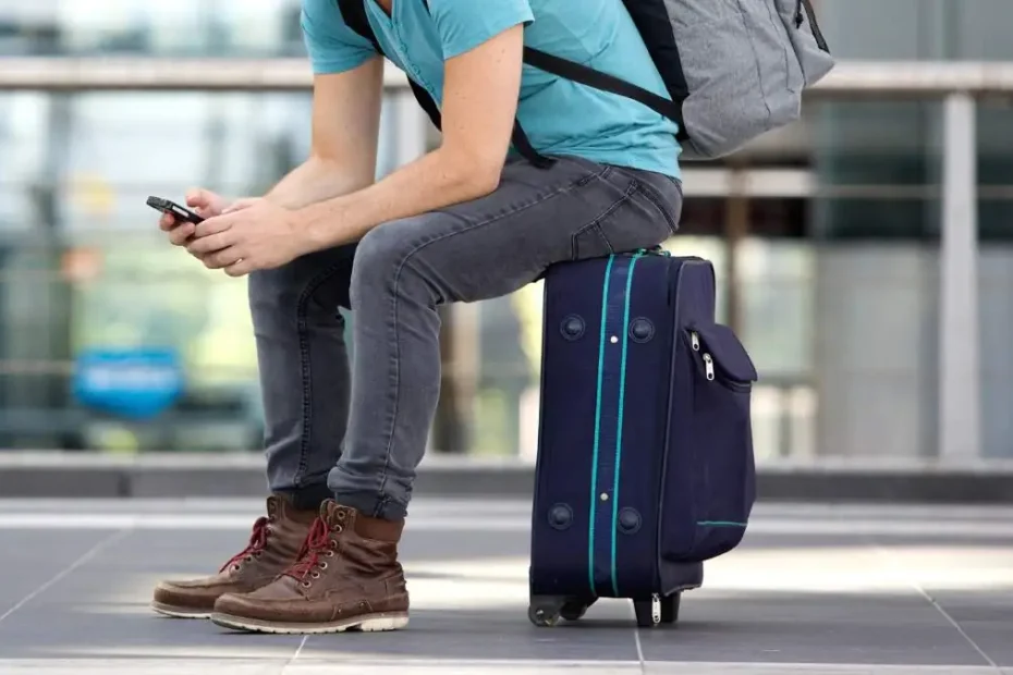 Dronă deasupra aeroportului din Hanovra. În imagine, un pasageer în aeroport