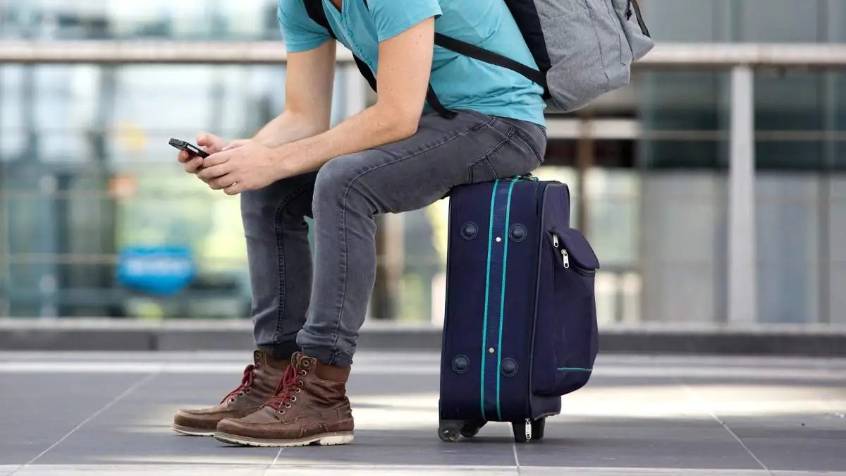 Dronă deasupra aeroportului din Hanovra. În imagine, un pasageer în aeroport