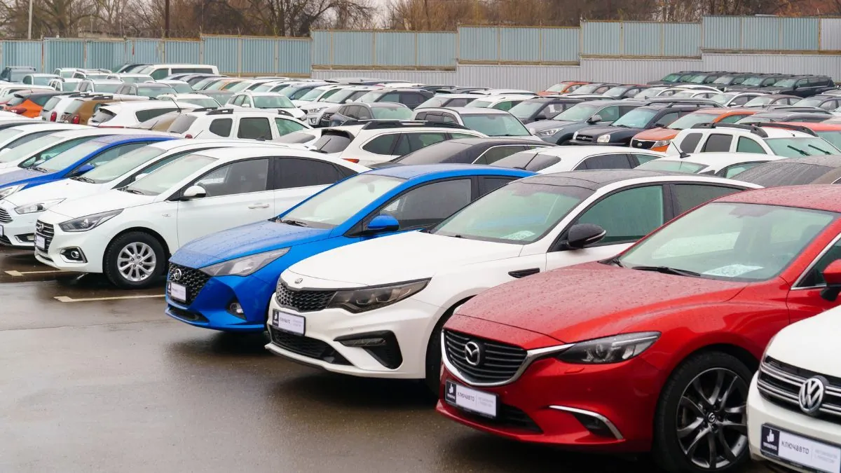 Pașapoartele auto sunt obligatorii din noiembrie. Imagine generică cu mașini