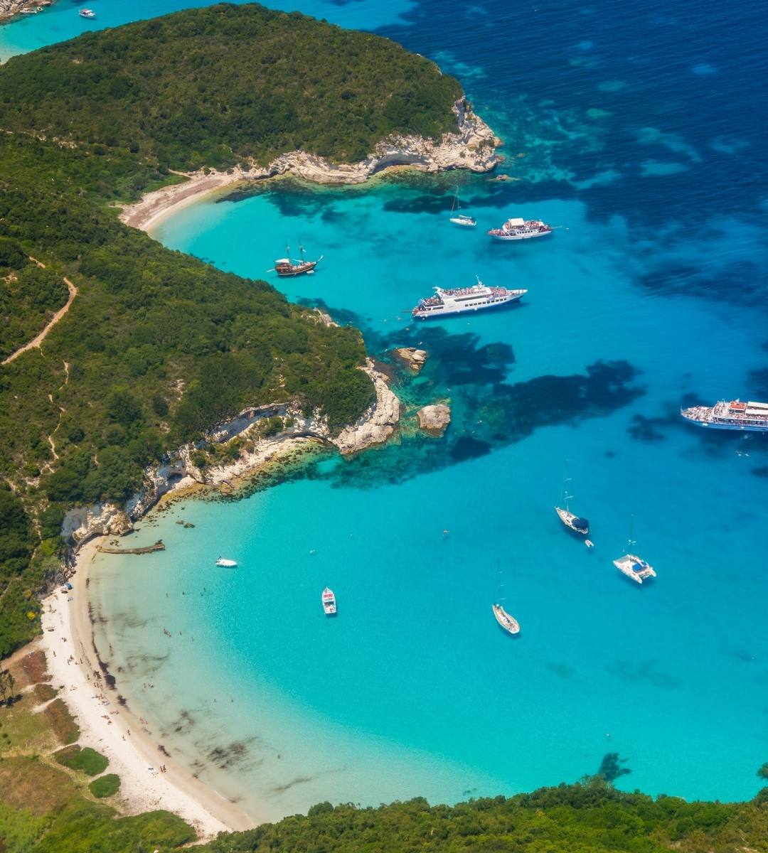 Turist român șocat de comportamentul conaționalilor în Grecia. Imagine cu o plajă din Grecia văzută de sus