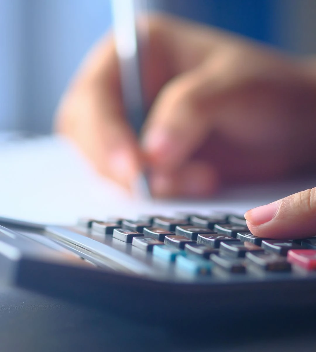 Germania schimbă impozitele din 2027. Imagine ilustrativă cu o persoană făcând calcule