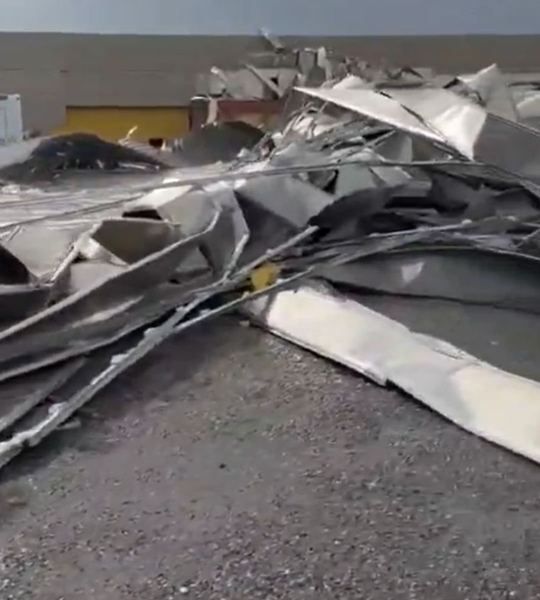 Tornadă devastatoare: 43 de răniți și 10.000 de mașini distruse