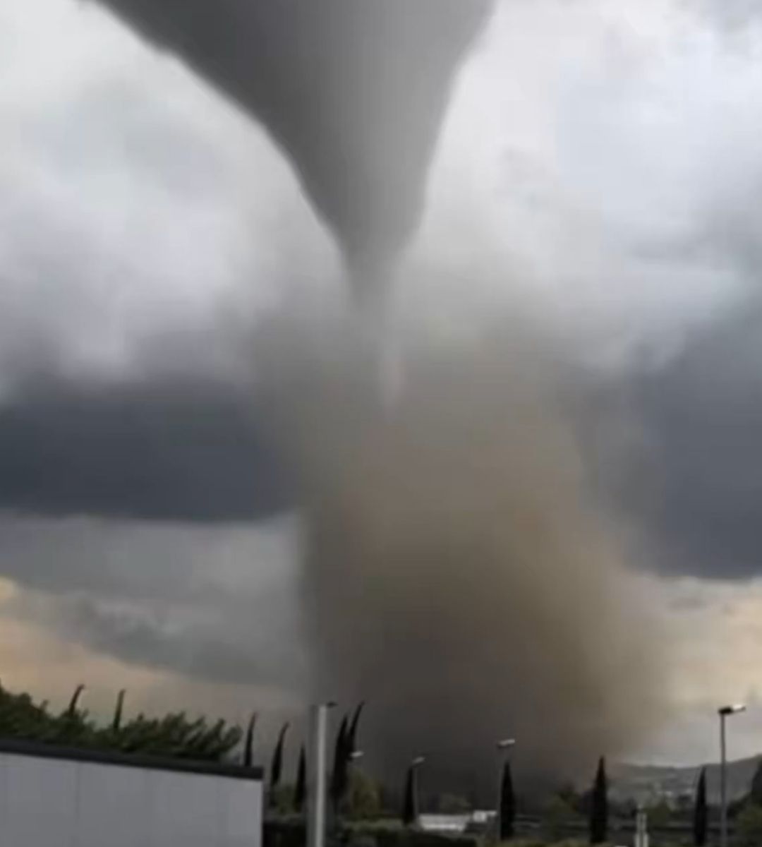 Tornadă devastatoare în Franta.
