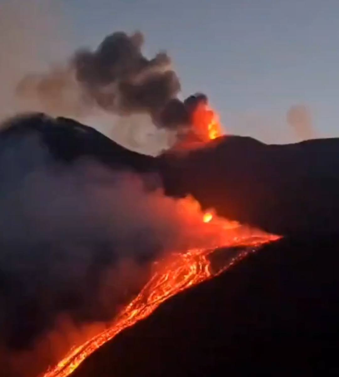 Vulcanul „fierbe”: râuri de lavă și un nor uriaș de cenușă. În imagine, o erupție a vulcanului Etna