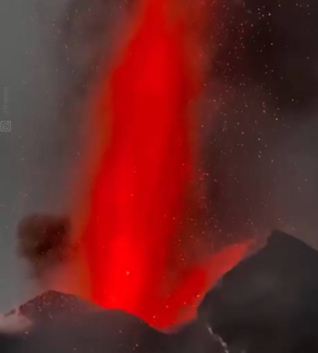 Vulcanul „fierbe”: râuri de lavă și un nor uriaș de cenușă. În imagine, o erupție a vulcanului Etna