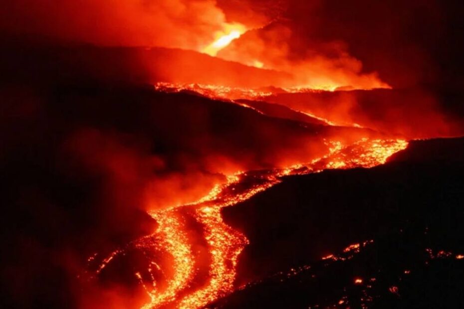 Vulcanul „fierbe”: râuri de lavă și un nor uriaș de cenușă. În imagine, o erupție a vulcanului Etna