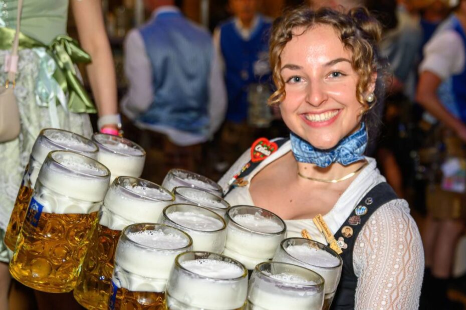 Cât câștigă o chelneriță la Oktoberfest 2026
