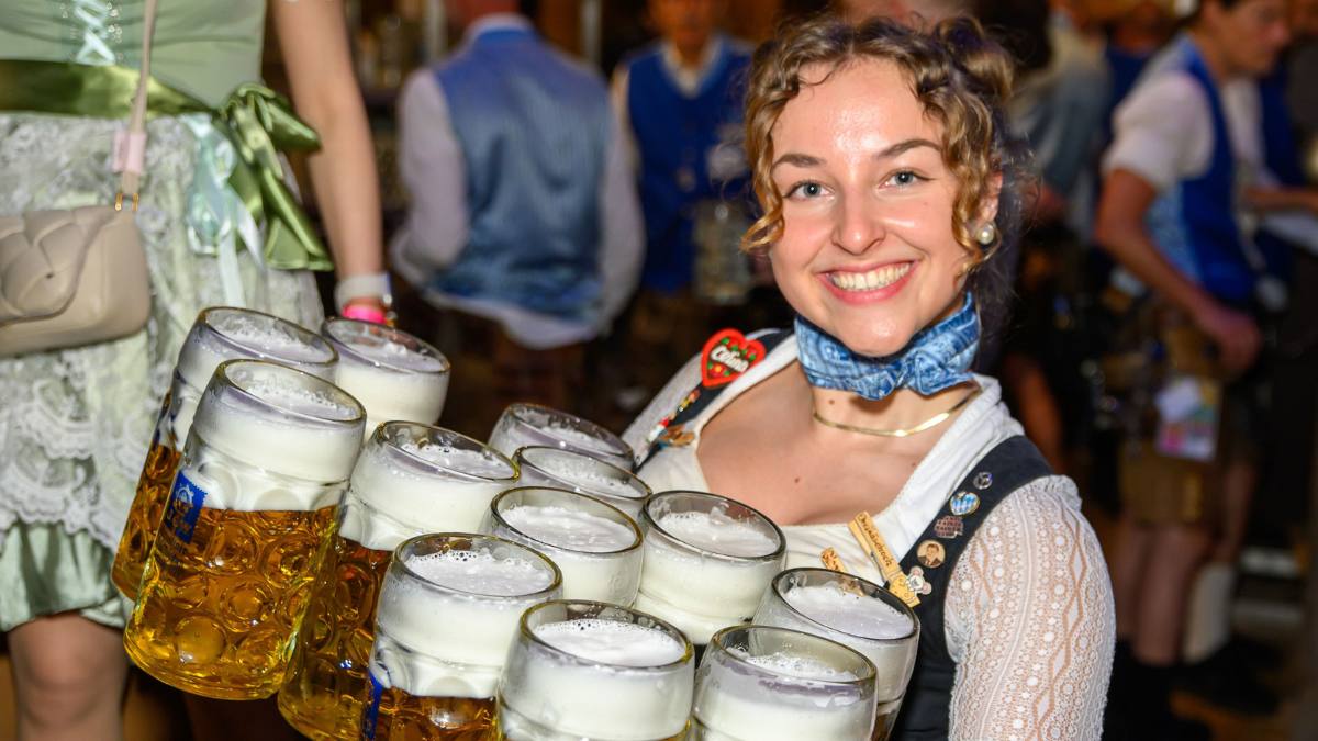 Cât câștigă o chelneriță la Oktoberfest 2026
