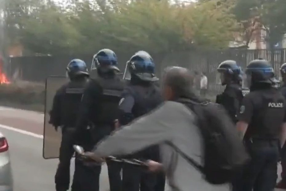 Proteste violente în țara vecină