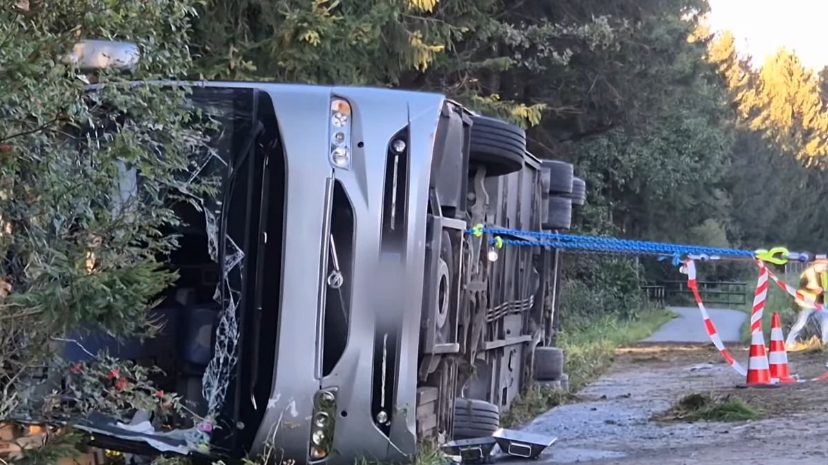 Autocar plin turiști s-a răsturnat pe autostradă în Germania