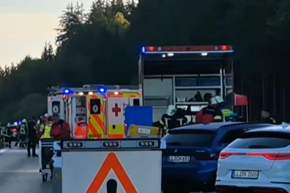 Autocar plin turiști s-a răsturnat pe autostradă în Germania