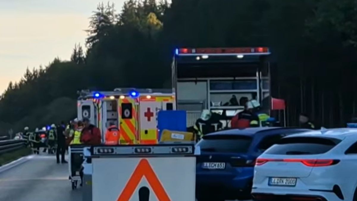 Autocar plin turiști s-a răsturnat pe autostradă în Germania