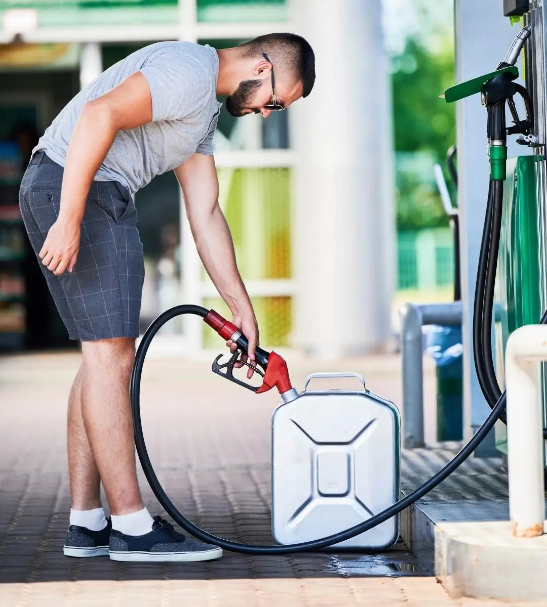 Aici motorina costă mai puțin de 2 euro pe litru. În imagine, un șofer umple o canistră cu carburant
