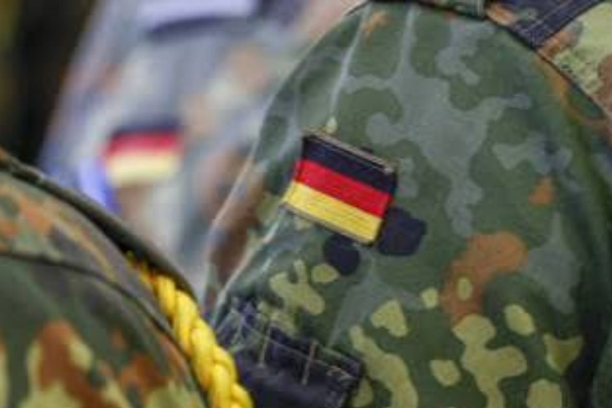 Europa își cheamă din nou tinerii spre armată. Ce se schimbă în Franța și Germania și ce înseamnă pentru români