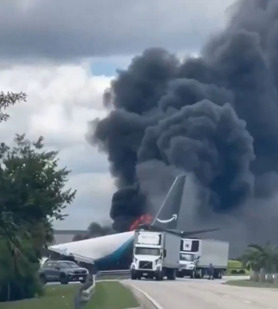 Avion prăbușit peste mașini: sunt morți