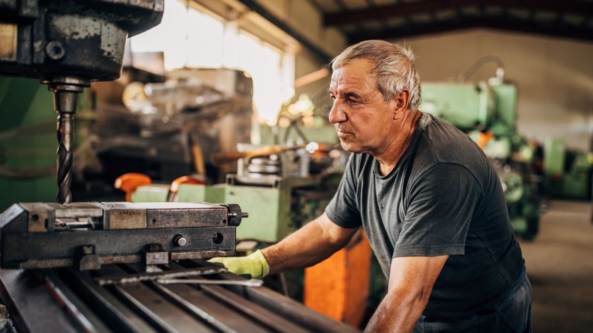 vârsta de pensionare Germania după 2031. Imagine: bărbat de 65 de ani muncește în fabrică