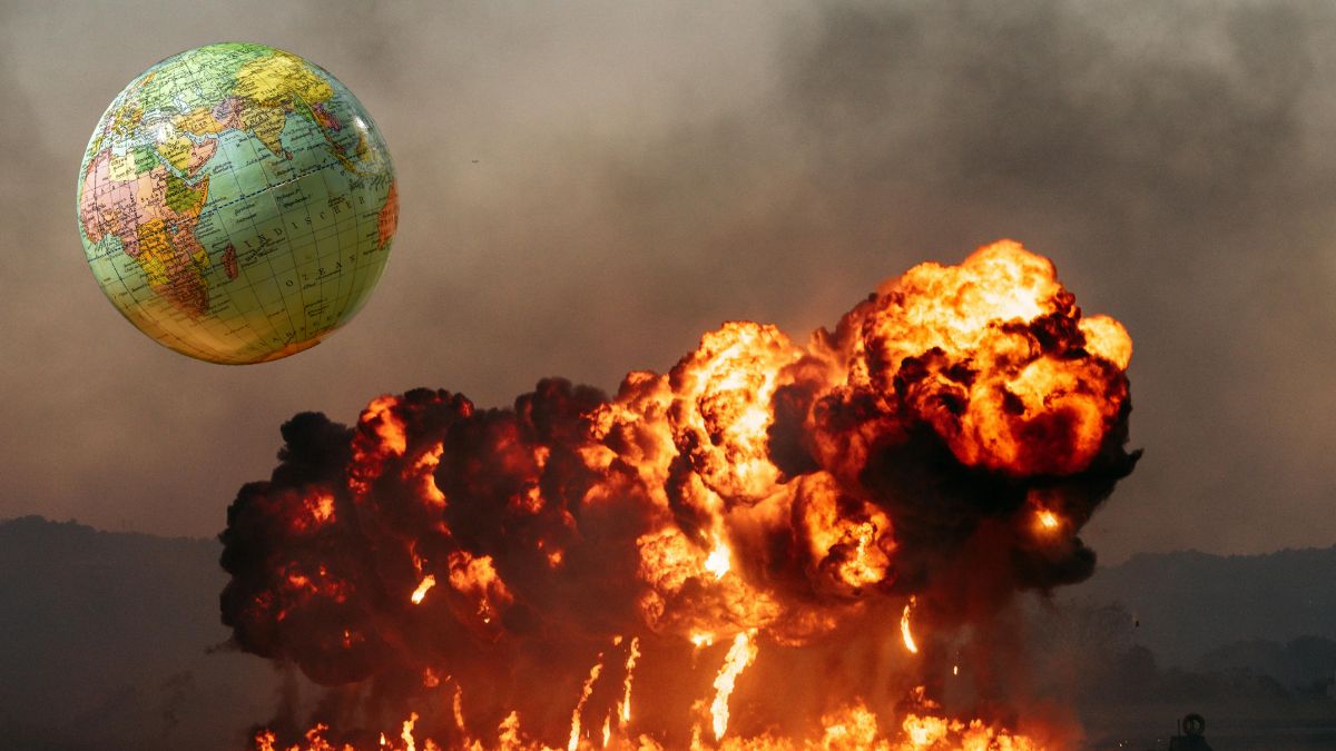 Unde să fii în siguranță în cazul unei catastrofe globale. Fotografie ilustrativă cu o explozie nucleară și un glob în miniatură