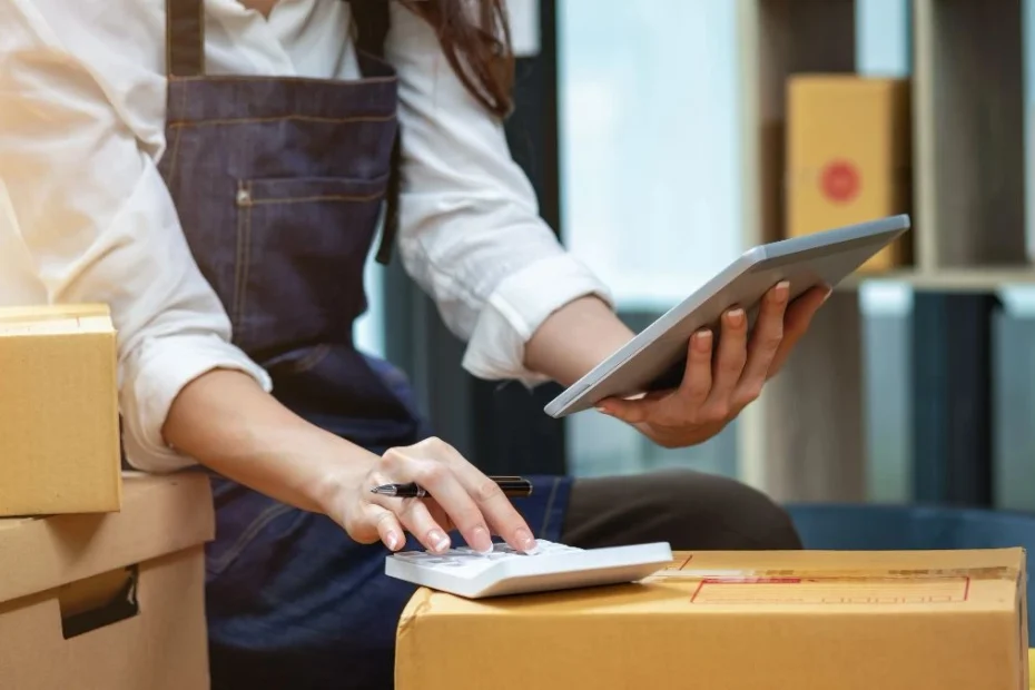 O nouă taxă pentru coletele mici. În imagine, un curier livrând colete