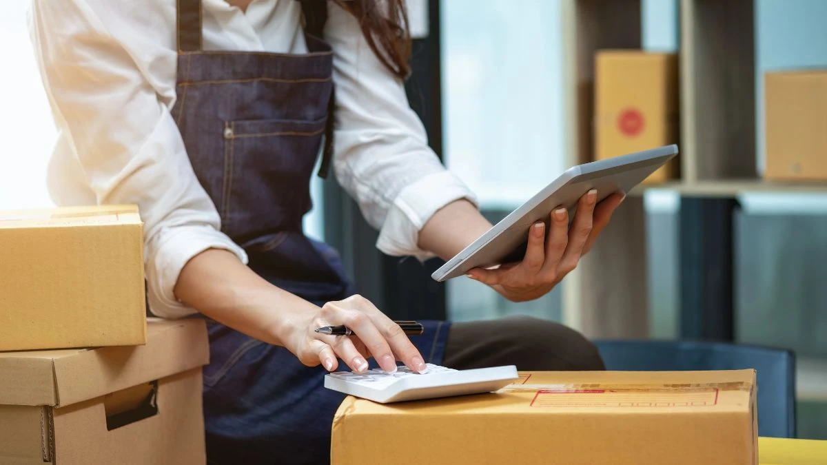 O nouă taxă pentru coletele mici. În imagine, un curier livrând colete