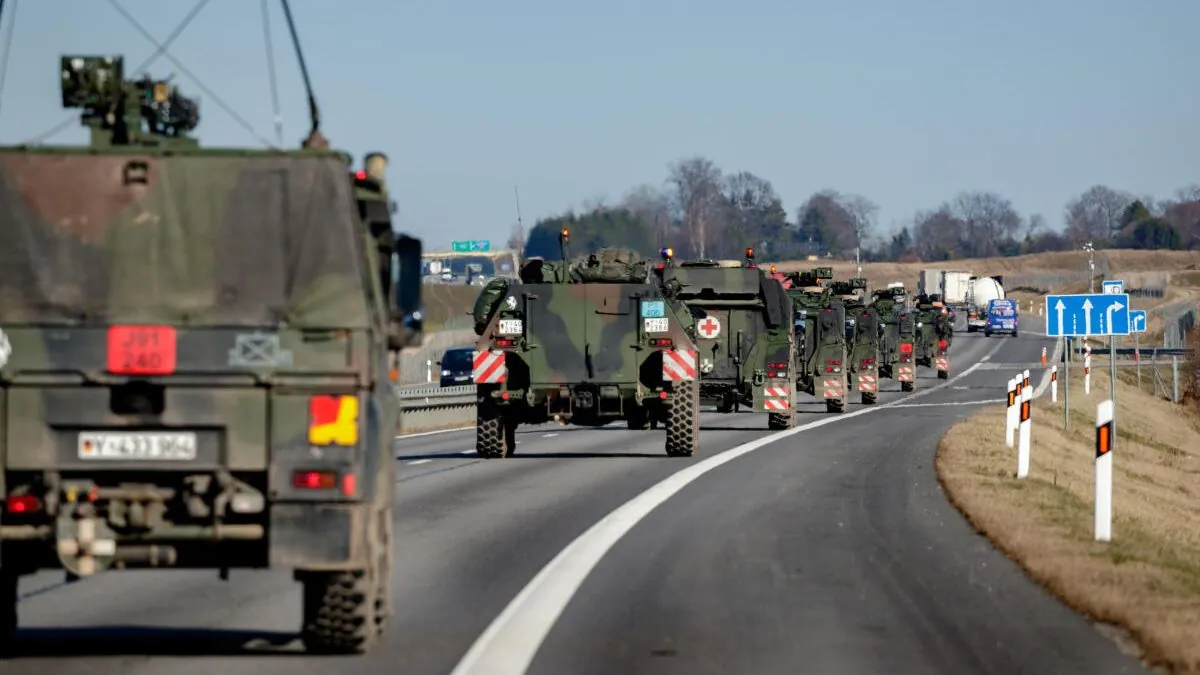 Operațiune majoră la Hamburg, sute de soldați pe străzi/ În imagine, o coloană de vehicule militare