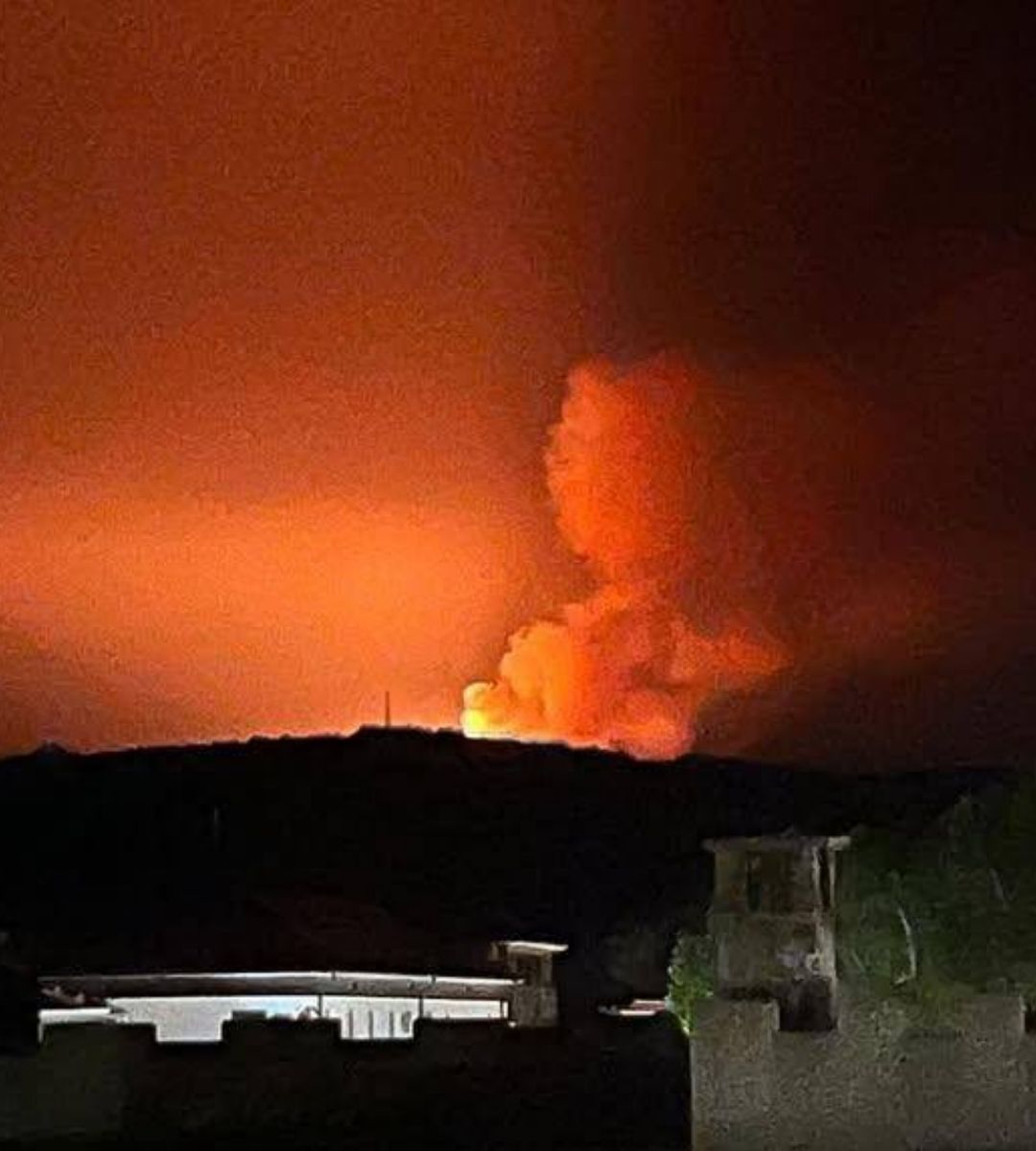 Explozii puternice la un depozit de muniții