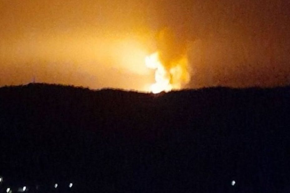 Explozii puternice la un depozit de muniții