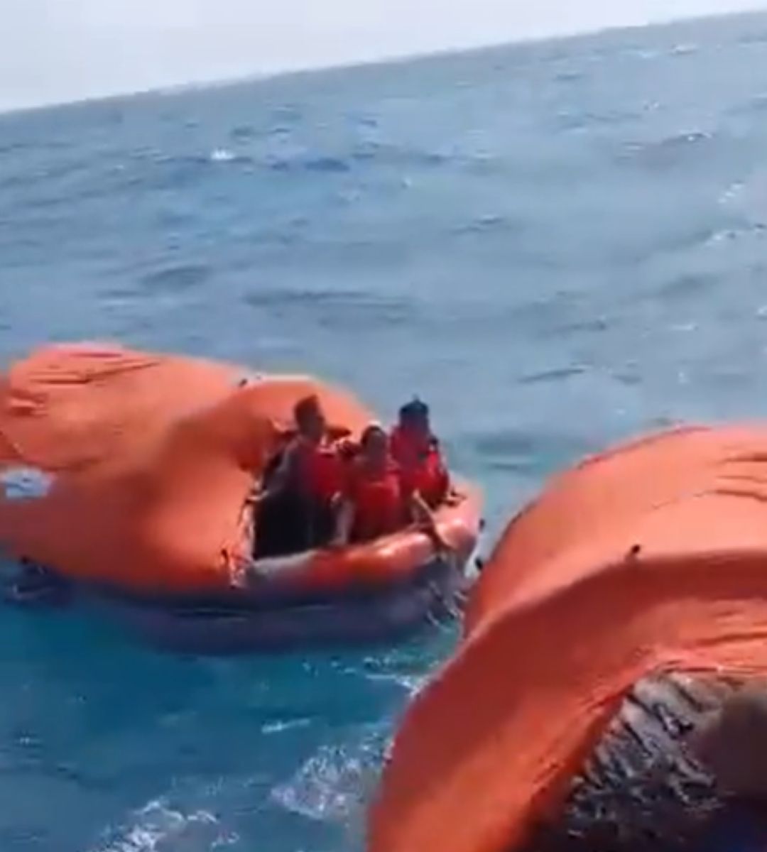 Feribot cu sute de pasageri la bord s-a scufundat. Imagine cu operațiuni de salvare