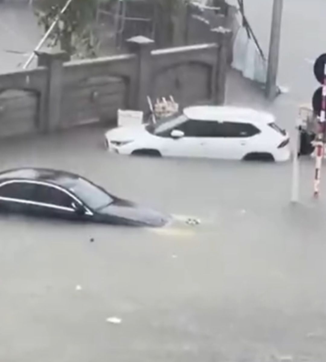 Potop devastator: sunt morți. Imagini de la inundatiile din Nghe An