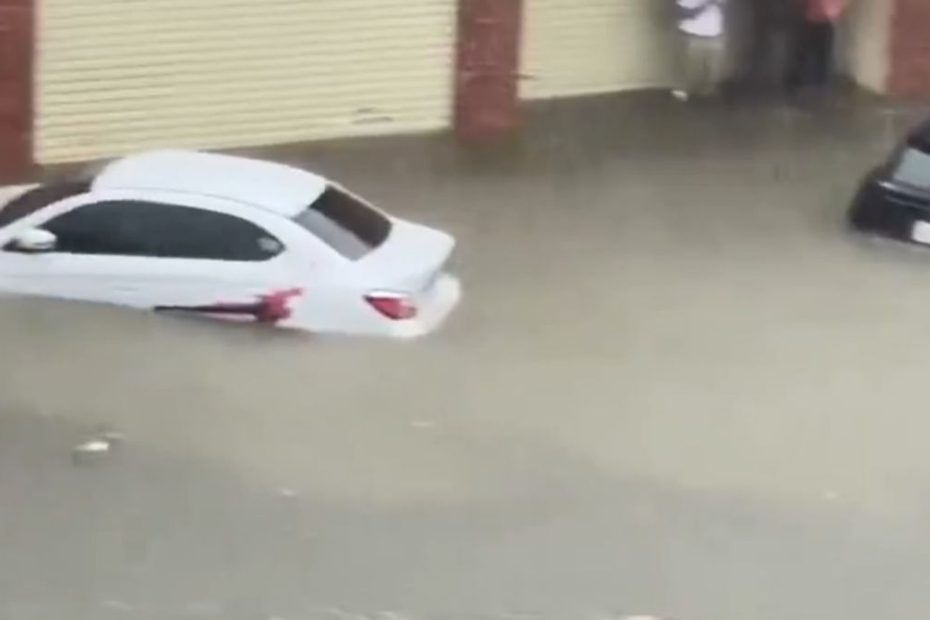 Potop devastator: sunt morți. Imagini de la inundatiile din Nghe An