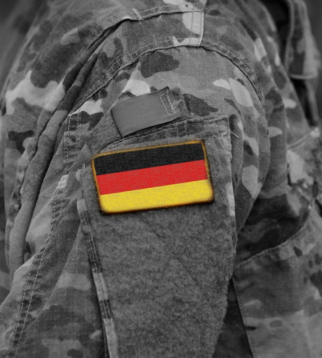 Germania începe examinarea obligatorie a tinerilor pentru serviciul militar. Imagine generică cu o uniformă militară cu steagul german