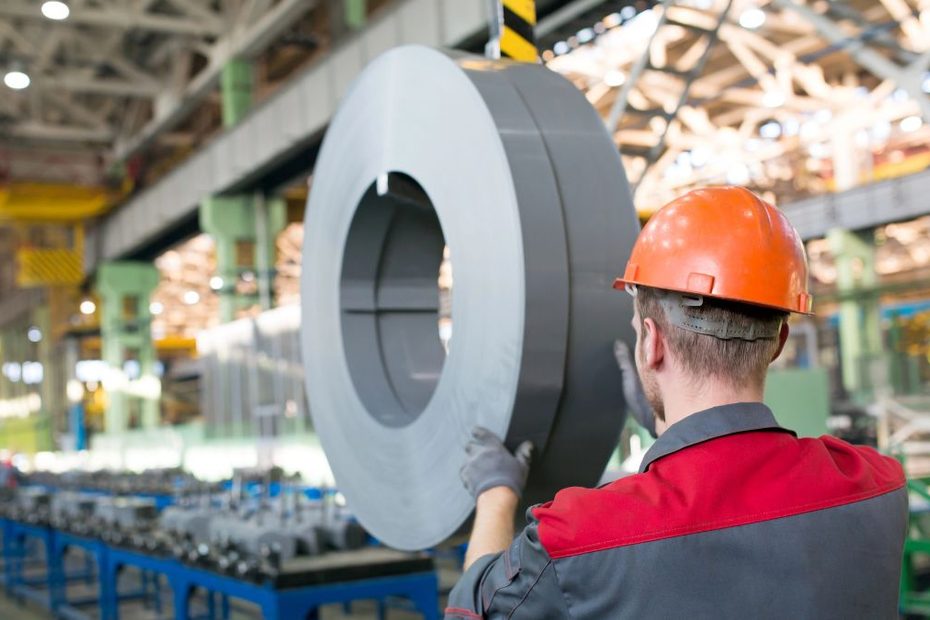 Germania: Vârsta de pensionare revizuită. Imagine cu un muncitor în fabrică