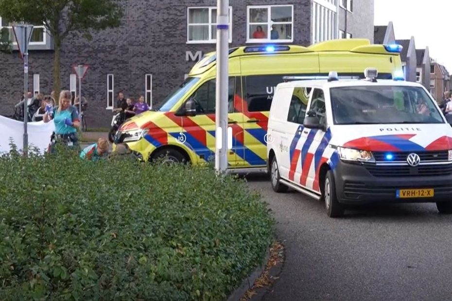 Român atacat pe stradă în Olanda. Imagine cu o mașină de poliție și o ambulanță