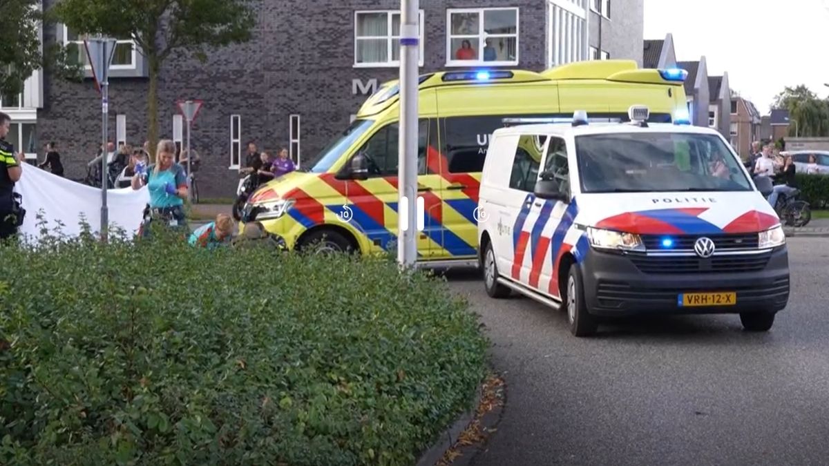 Român atacat pe stradă în Olanda. Imagine cu o mașină de poliție și o ambulanță