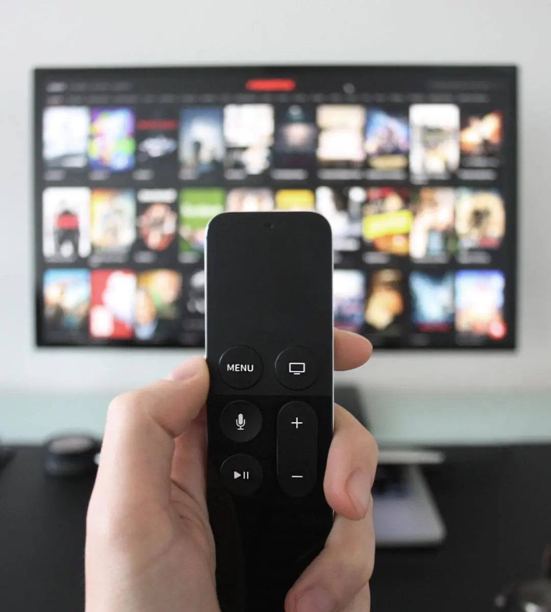Meniul ascuns al televizorului. În imagine, o persoană folosește o telecomandă
