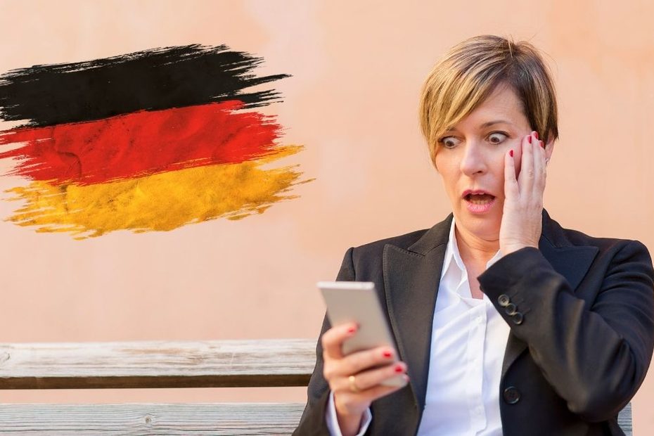 Toate telefoanele sună simultan în Germania în 10 septembrie 2026. În imagine, o femeie își privește surprinsă celularul