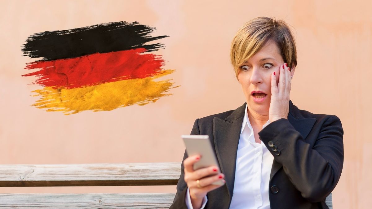Toate telefoanele sună simultan în Germania în 10 septembrie 2026. În imagine, o femeie își privește surprinsă celularul